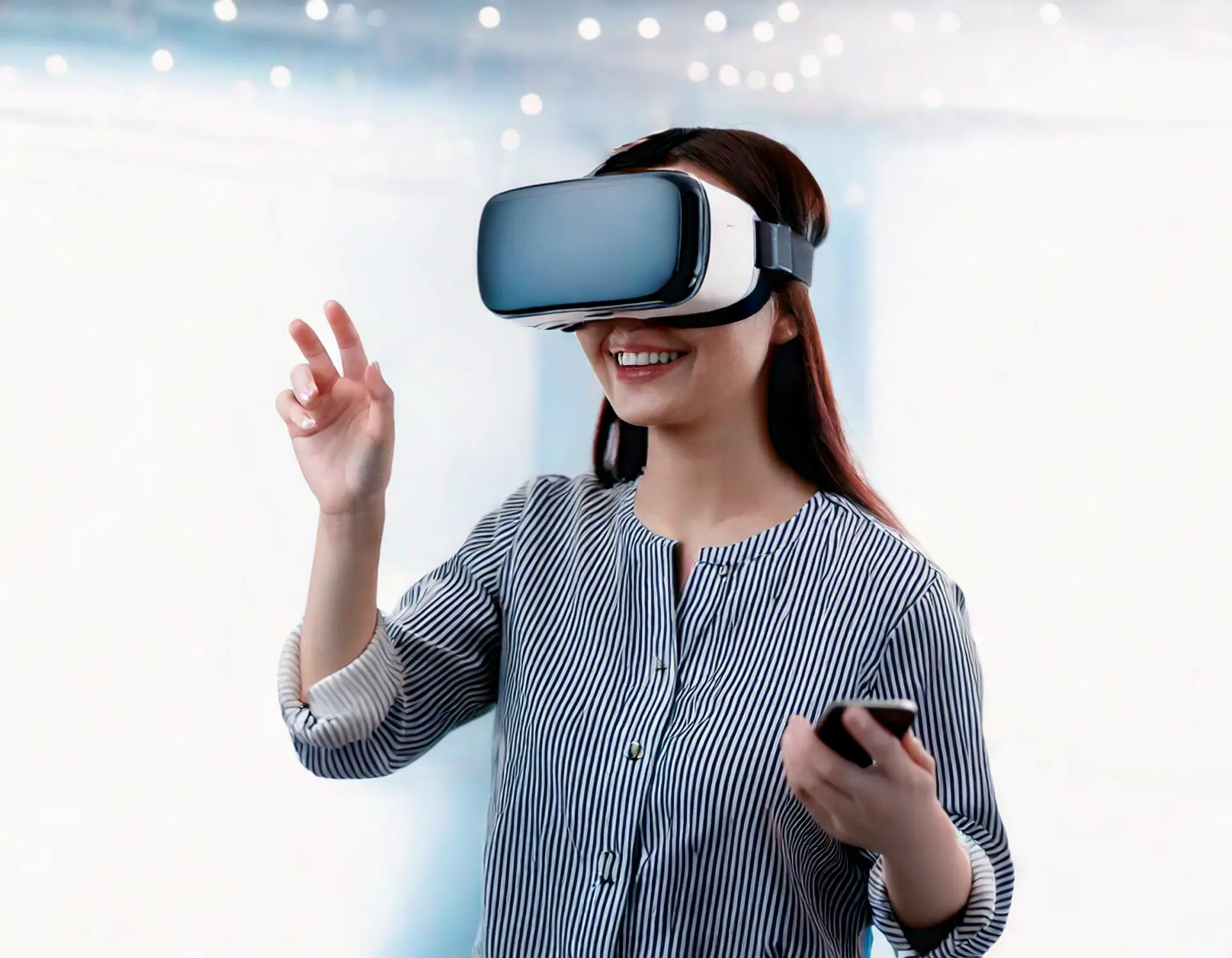 VRゴーグルを装着した女性