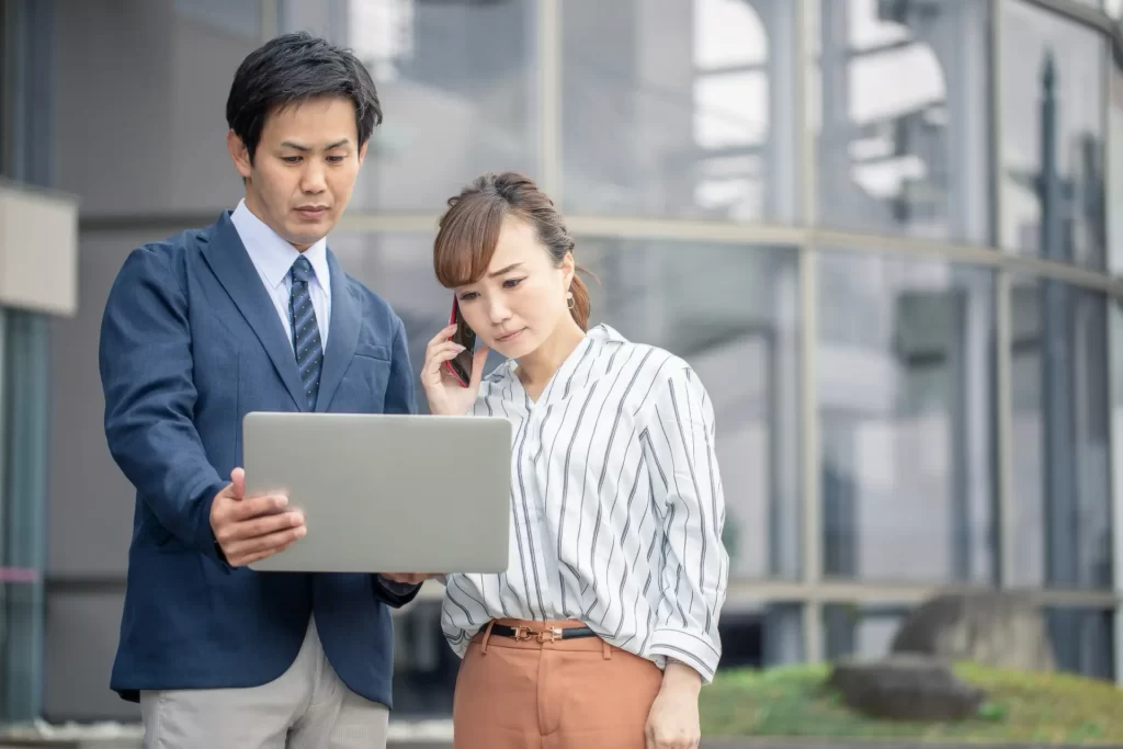 ノートパソコンと会社員