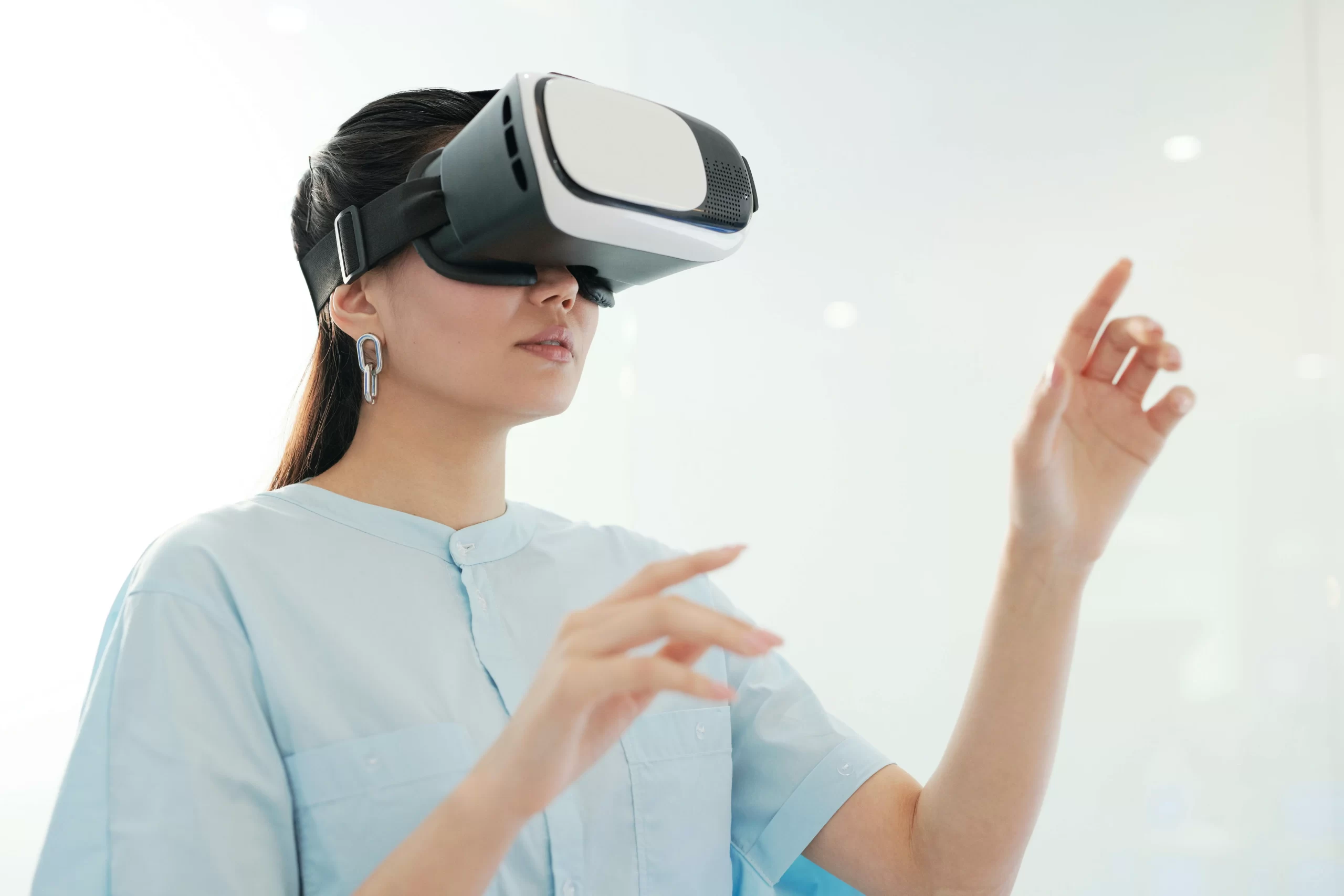 VRを使用する女性