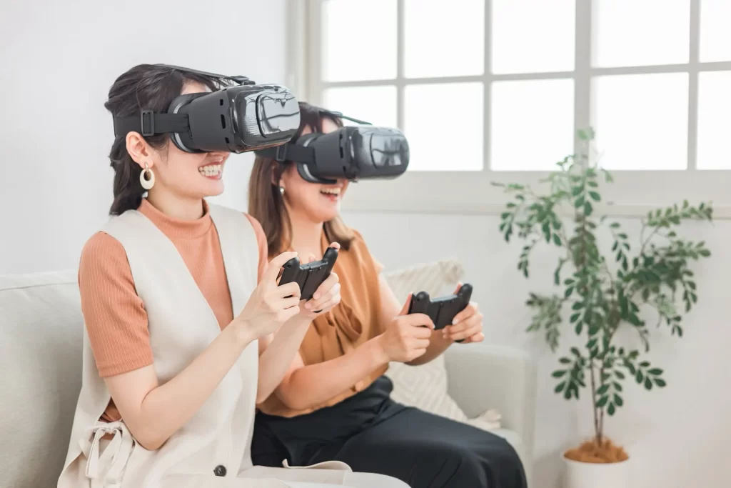 VRゴーグルをしてエンタテイメントを楽しむ女性達