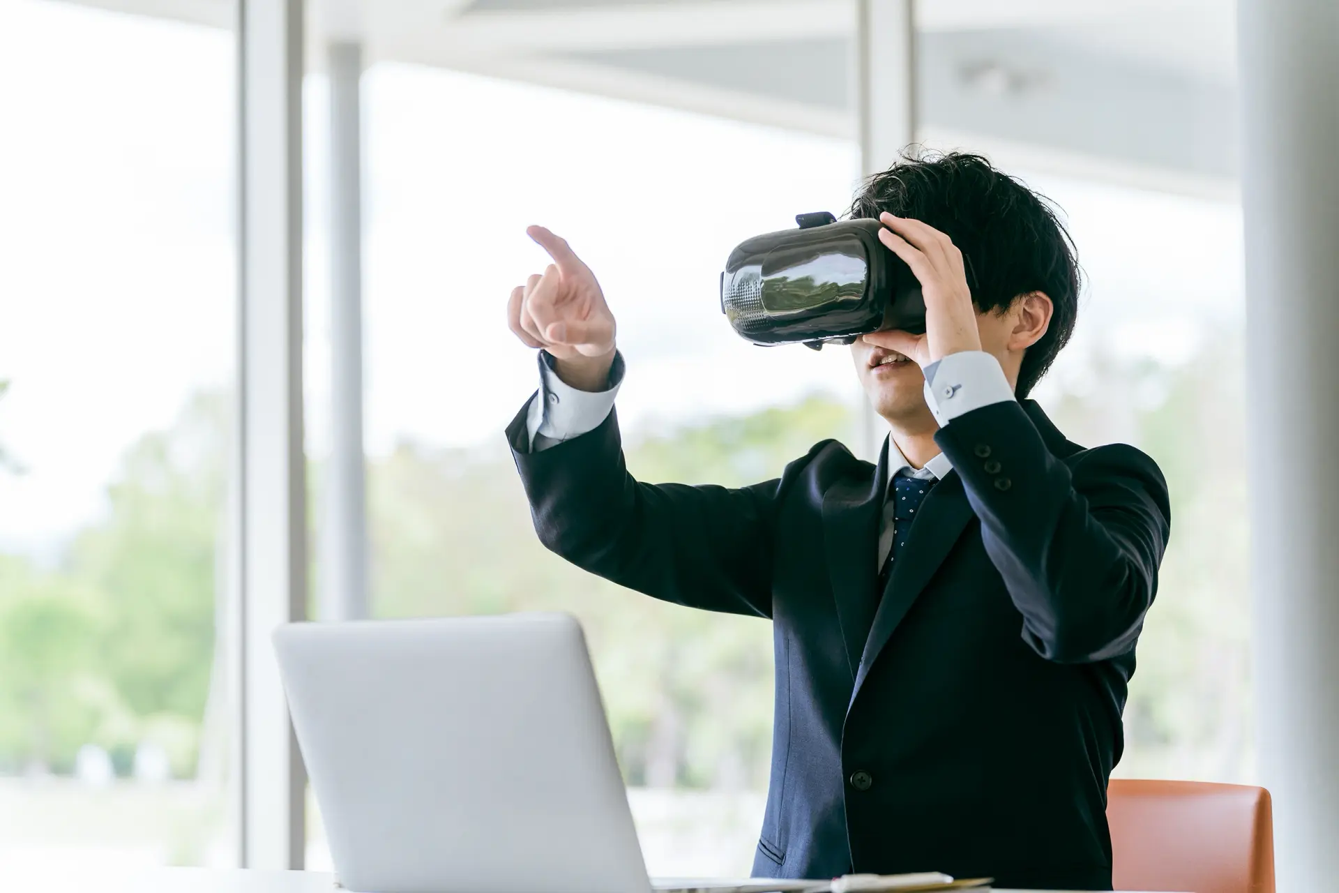 VRゴーグルで体験する男性